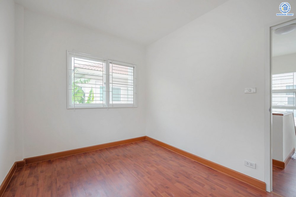 บ้านมือสองตกแต่งใหม่ โครงการ ศุภาลัยวิลล์ ราชพฤกษ์-บางบัวทอง เนื้อที่ 38.1 ตร.ว. พื้นที่ใช้สอยเยอะกว่า 184.98 ตร.ม. ตอบโจทย์ทุกการอยู่อาศัย ฟังก์ชัน 3 ห้องนอน 2 ห้องน้ำ 2 ที่จอดรถ บนทำเลเชื่อมต่อ รถไฟฟ้าสายสีม่วง "สถานีบางพลู" รายล้อมด้วยสิ่งอำนวยความสะดวกมากมาย